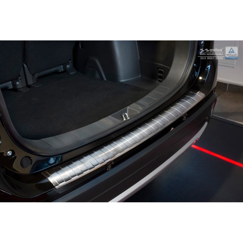Protection de seuil arrière inox sur mesure pour Mitsubishi Outlander III Facelift 2015- 'Ribs' (avec découpé PDC)