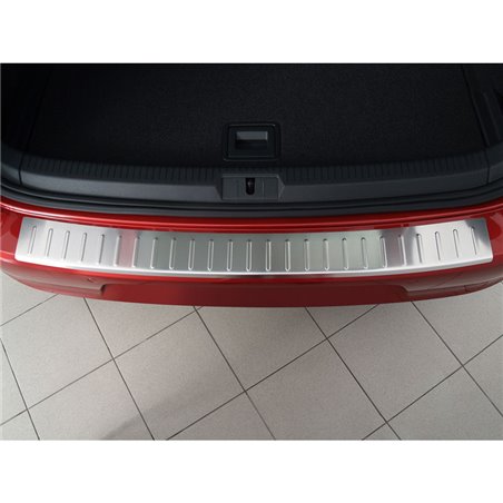 Protection de seuil arrière inox sur mesure pour Volkswagen Golf VII 3/5 portes 2012-2017 & FL 2017-2019 'Ribs' Protection de seuil arrière inox sur mesure pour Volkswagen Golf VII 3/5 portes 2012-2017 & FL 2017-2019 'Ribs'