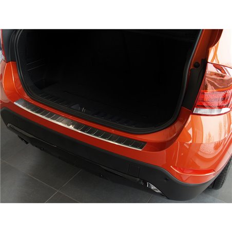 Protection de seuil arrière inox sur mesure pour BMW X1/E84 2009-2012 'Ribs' Protection de seuil arrière inox sur mesure pour BMW X1/E84 2009-2012 'Ribs'