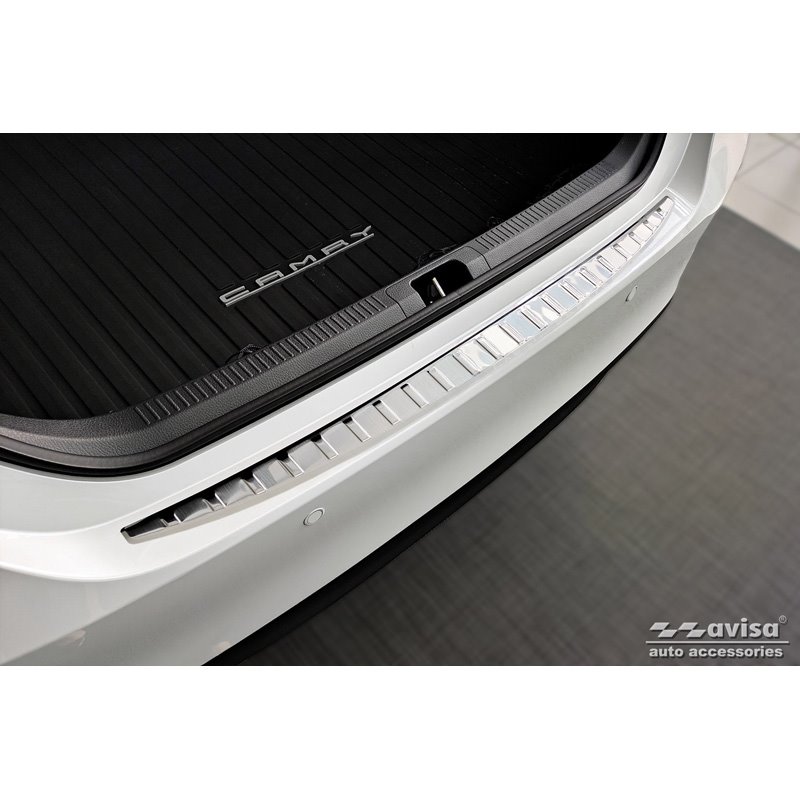 Protection de seuil arrière inox sur mesure pour Toyota Camry Hybrid (V7) 2017-2021 & FL 2021- 'Ribs'