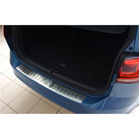 Protection de seuil arrière inox sur mesure pour Volkswagen Golf VII Variant 2012-2017 'Ribs' Protection de seuil arrière inox sur mesure pour Volkswagen Golf VII Variant 2012-2017 'Ribs'