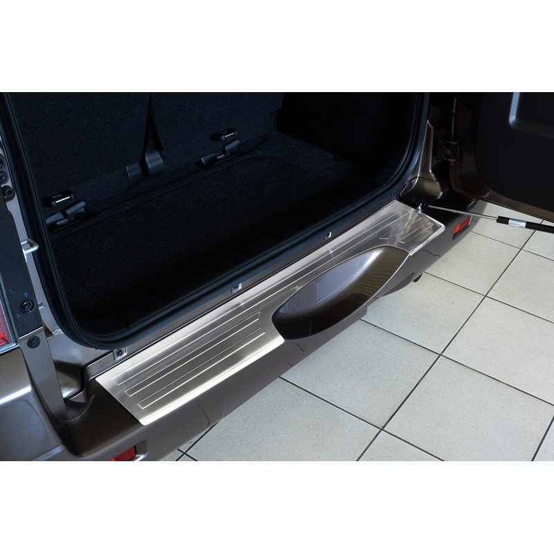 Protection de seuil arrière inox sur mesure pour Suzuki Grand Vitara II 5 portes 2006- (avec roue de secours)