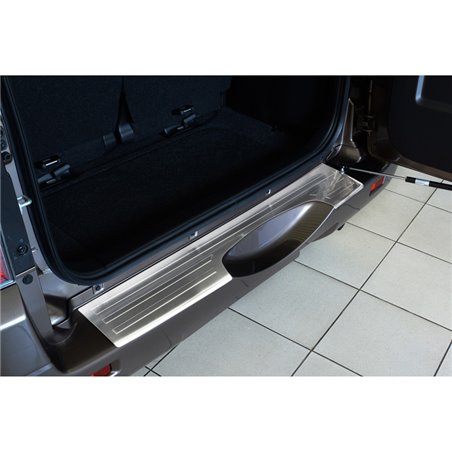 Protection de seuil arrière inox sur mesure pour Suzuki Grand Vitara II 5 portes 2006- (avec roue de secours) Protection de seuil arrière inox sur mesure pour Suzuki Grand Vitara II 5 portes 2006- (avec roue de secours)
