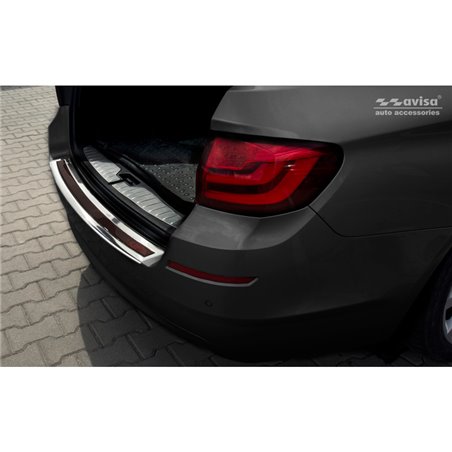 Protection de seuil arrière inox 'Deluxe' sur mesure pour BMW Série 5 F11 Touring 2010-2016 Chromé/Carboné noir-rouge Protection de seuil arrière inox 'Deluxe' sur mesure pour BMW Série 5 F11 Touring 2010-2016 Chromé/Carboné noir-rouge