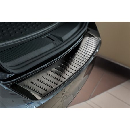 Protection de seuil arrière inox noir sur mesure pour Volkswagen Passat 3G Variant 2014-2023 'Ribs' Protection de seuil arrière inox noir sur mesure pour Volkswagen Passat 3G Variant 2014-2023 'Ribs'