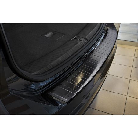 Protection de seuil arrière inox noir sur mesure pour Volkswagen Touran III 2015- incl. R-Line 'Ribs' Protection de seuil arrière inox noir sur mesure pour Volkswagen Touran III 2015- incl. R-Line 'Ribs'