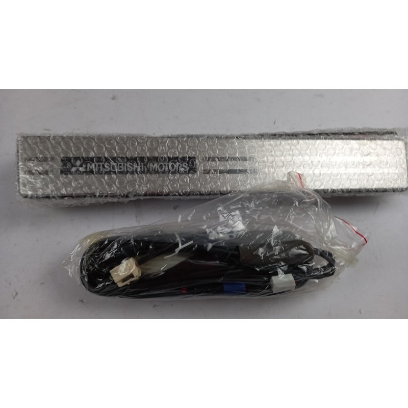 Ensemble De Garniture Pour Seuil MITSUBISHI MZ590877EX  Pièce d'origine oem