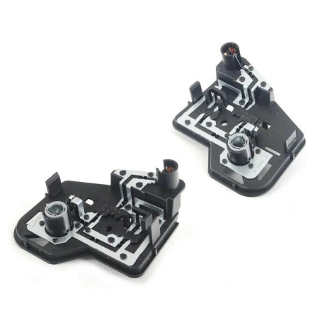 Ensemble de deux supports d'ampoules de feux arrière intérieurs avant - Pièces d'origine Audi 8K5945258F/8K5945257F. Ensemble de deux supports d'ampoules de feux arrière intérieurs avant - Pièces d'origine Audi 8K5945258F/8K5945257F.