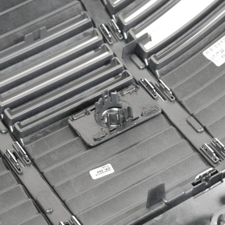 Calandre de radiateur centrale de pare-chocs avant en gris platine - Pièces d'origine Audi 4KE8536513DA Calandre de radiateur centrale de pare-chocs avant en gris platine - Pièces d'origine Audi 4KE8536513DA