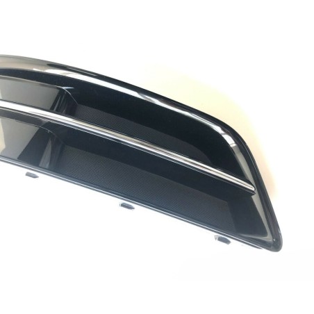 Grille inférieure noire brillante de pare-chocs droit d'origine Audi 8P0807682HT94. Grille inférieure noire brillante de pare-chocs droit d'origine Audi 8P0807682HT94.