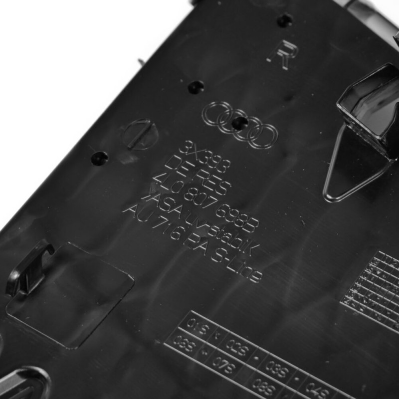 Grille inférieure de pare-chocs avant droit S-Line coté passager - Pièces d'origine Audi 4L0807698B01C